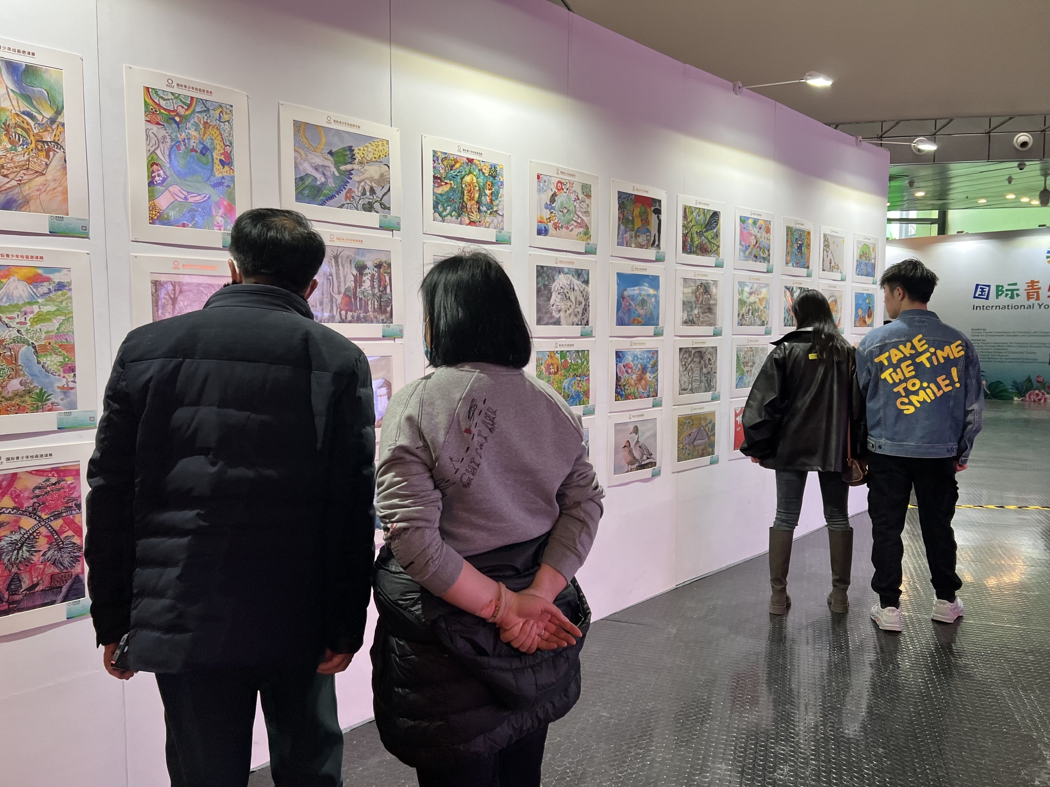 市民观看绘画展作品。新京报记者 陈璐 摄
